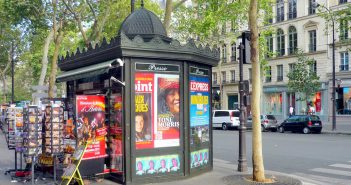Newspaper kiosks in Paris, in Boulevard des Italiens (9th arrt) © French Moments