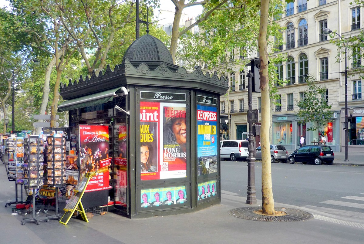 Newspaper kiosks in Paris, in Boulevard des Italiens (9th arrt) © French Moments