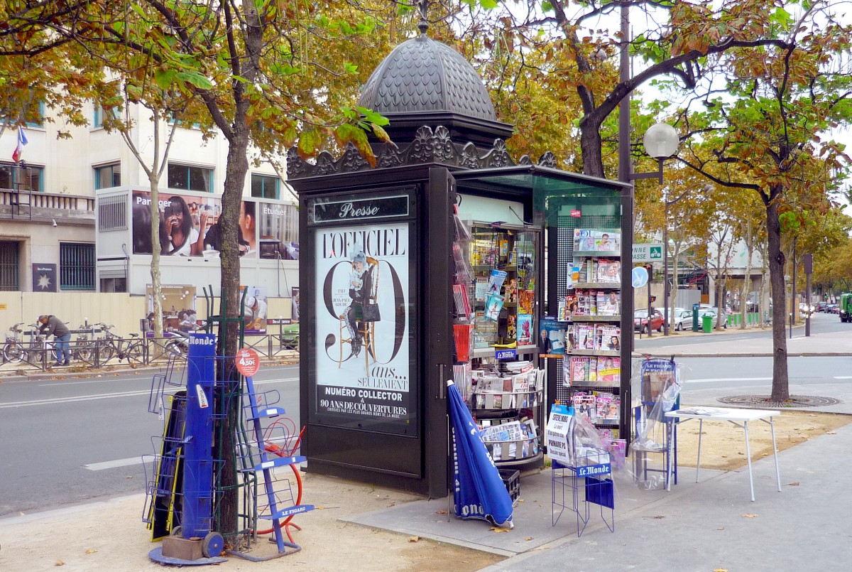 Newspaper kiosk in the Left Bank © French Moments