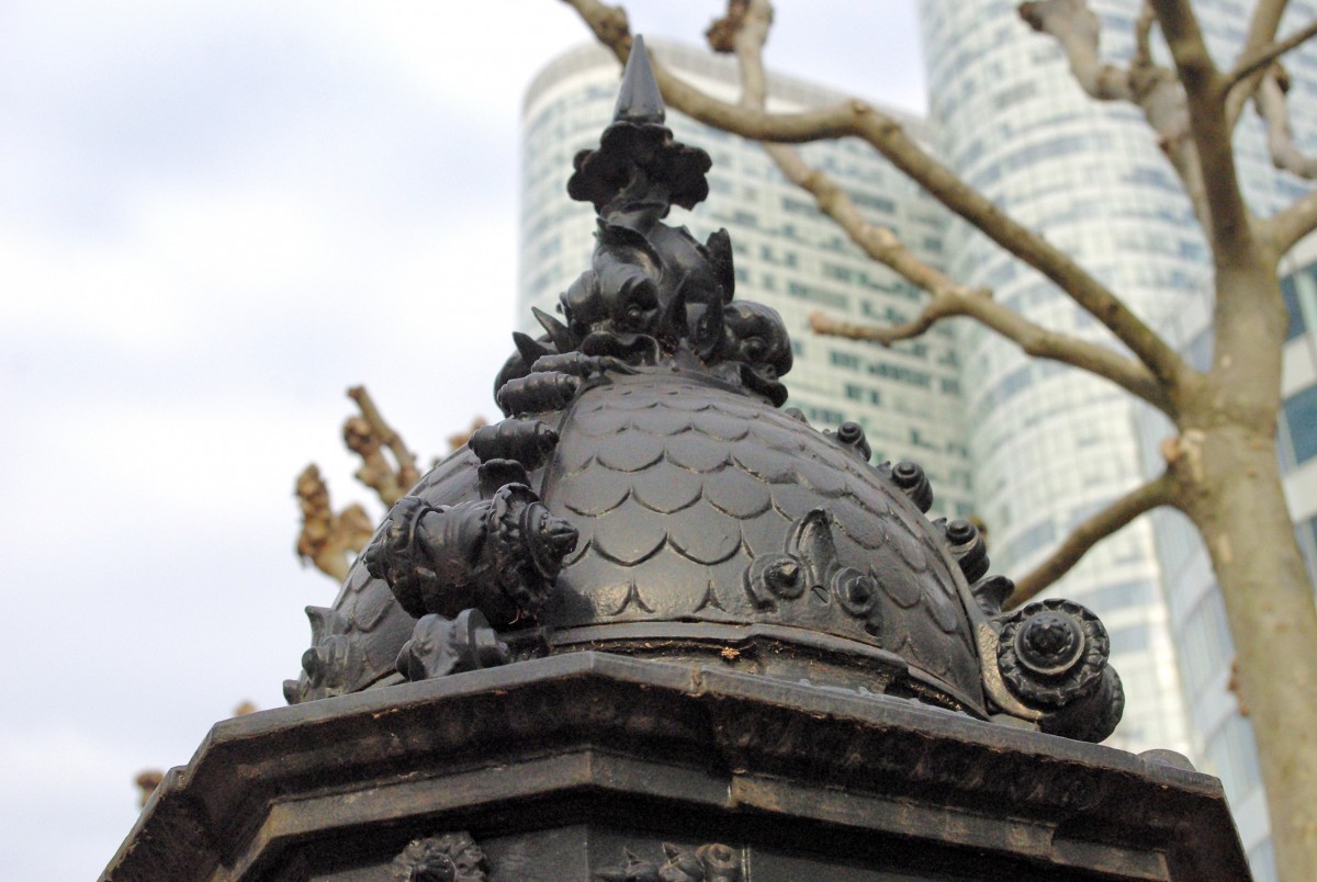 The dome of a Wallace fountain (La Défense) © French Moments