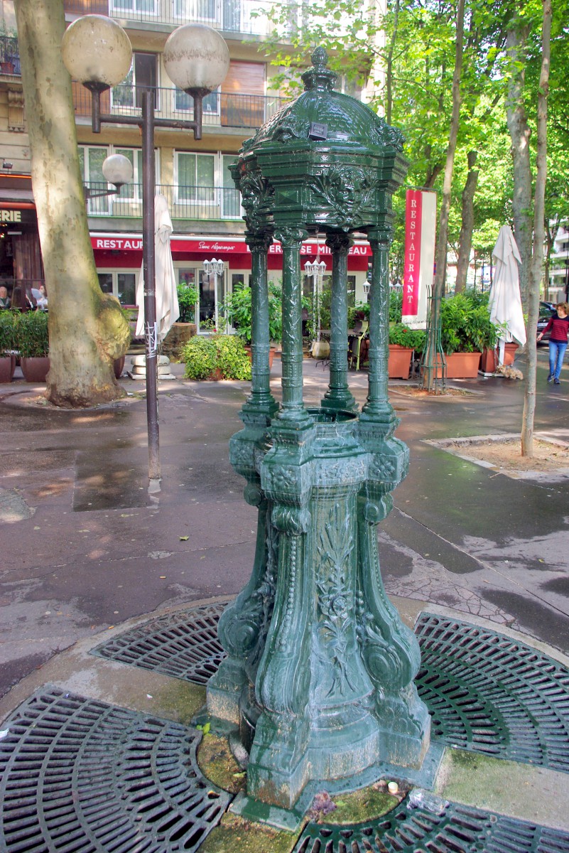 Wallace Fountain in rue Mirabeau (16th arrt) © French Moments