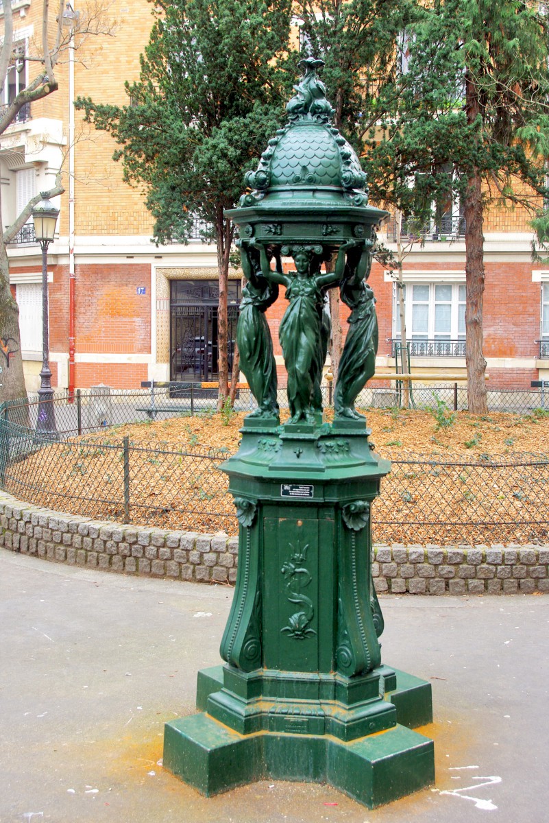Wallace fountain in place Levinas (5th arrt) © French Moments