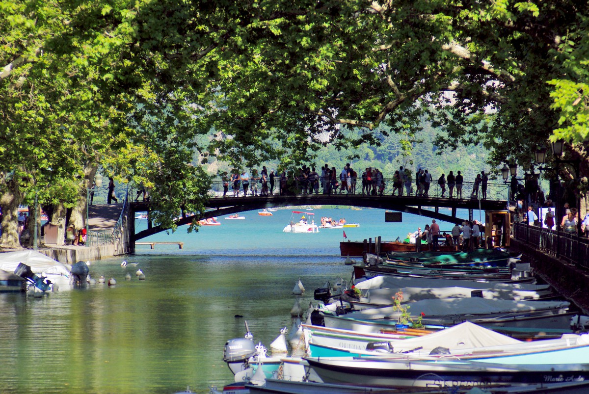 Canal du Vassé and Pont des Amours, Annecy © French Moments