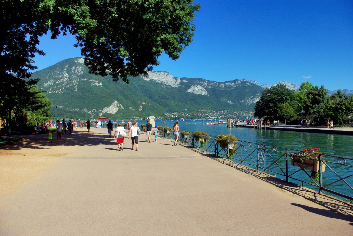 Lakefront of Annecy (Jardins de l'Europe) © French Moments