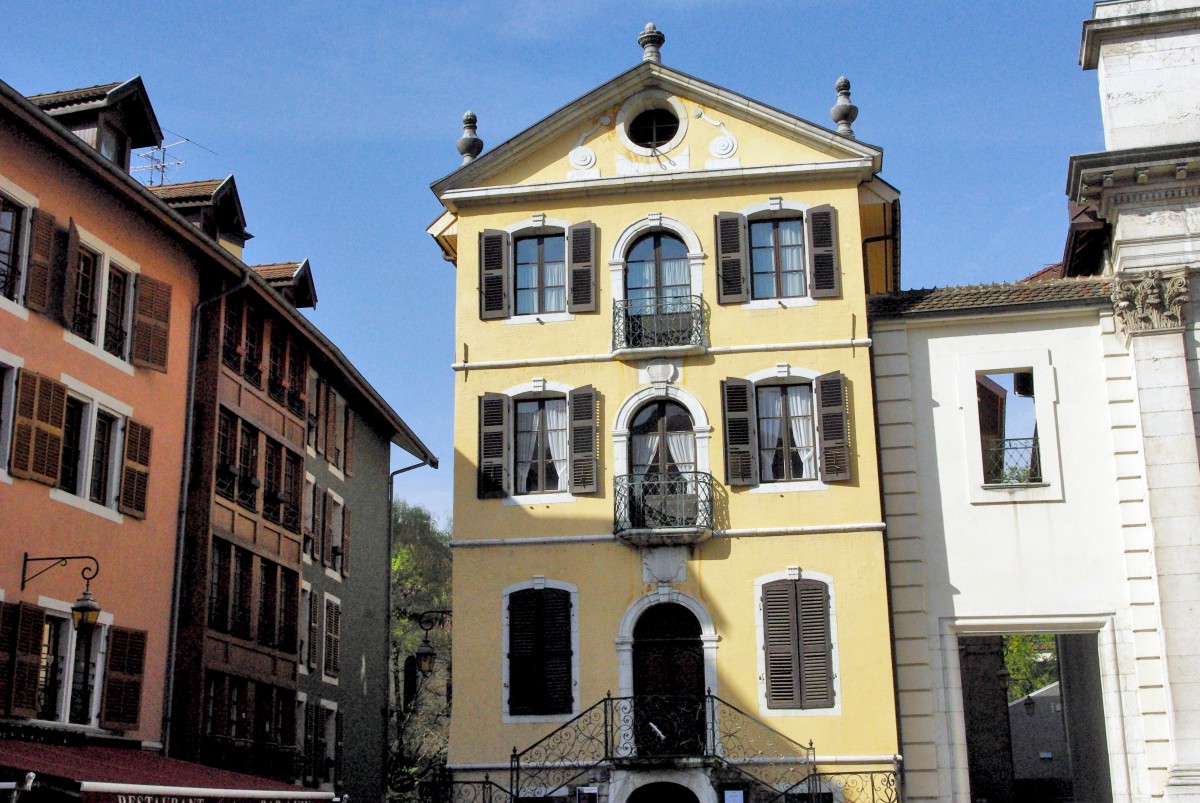 The former town-hall of Annecy, place Notre-Dame © French Moments