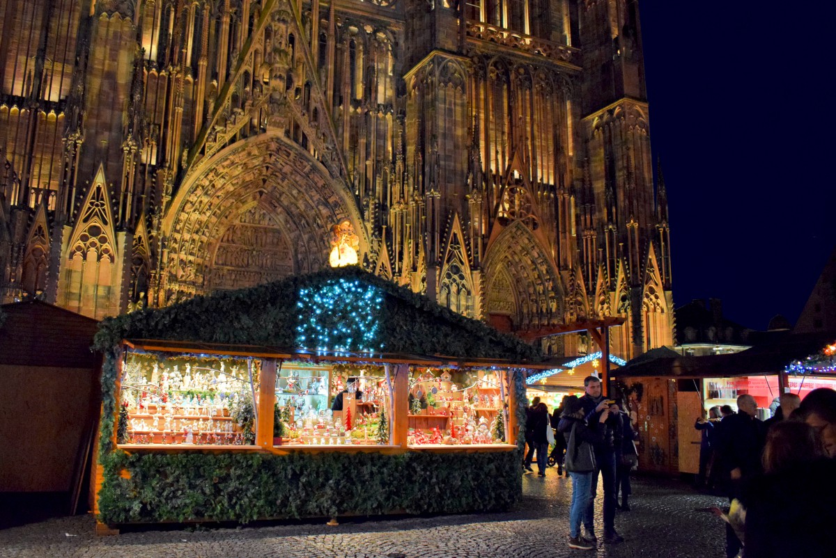 Strasbourg Christmas market in place de la Cathédrale © French Moments