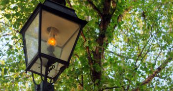 Last Gas streetlamp in Paris © French Moments