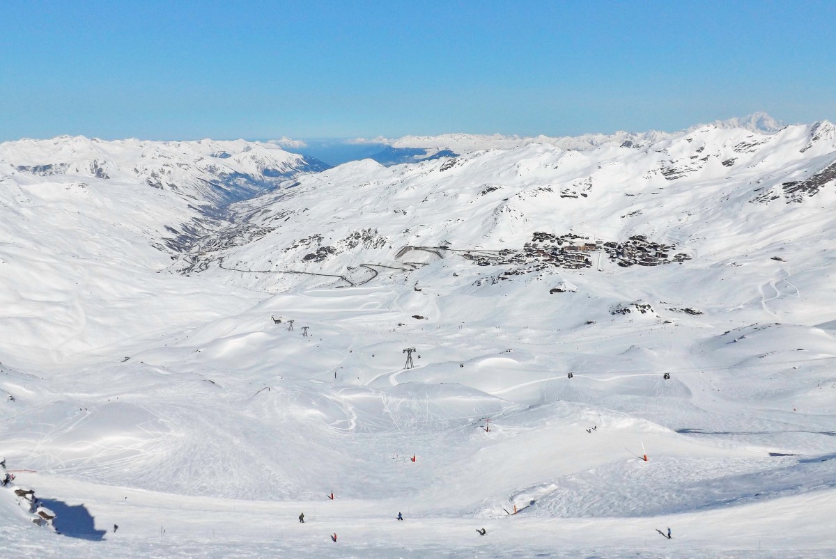 Panorama of the ski resort of Val Thorens from the Cime de Caron © Florian Pépellin - licence [CC BY-SA 3.0] from Wikimedia Commons
