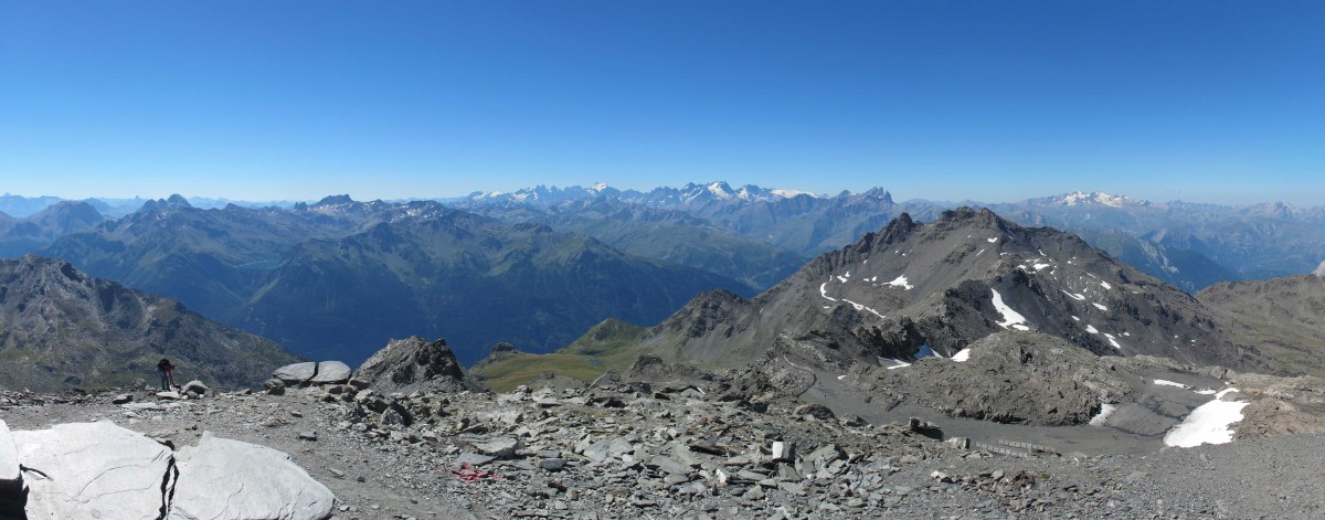 The view from Cime de Caron looking towards the Ecrins massif © Simon Strueux - licence [CC0] from Wikimedia Commons