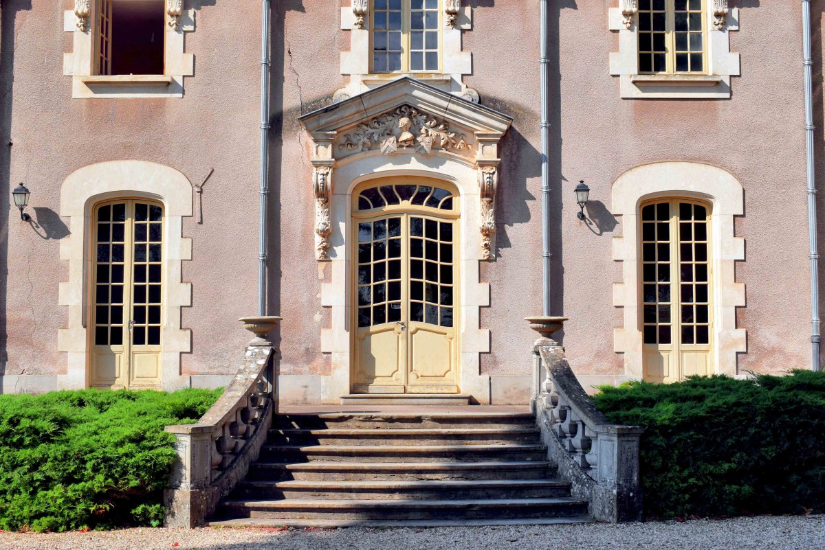 Château of Aloxe-Corton in Burgundy © French Moments