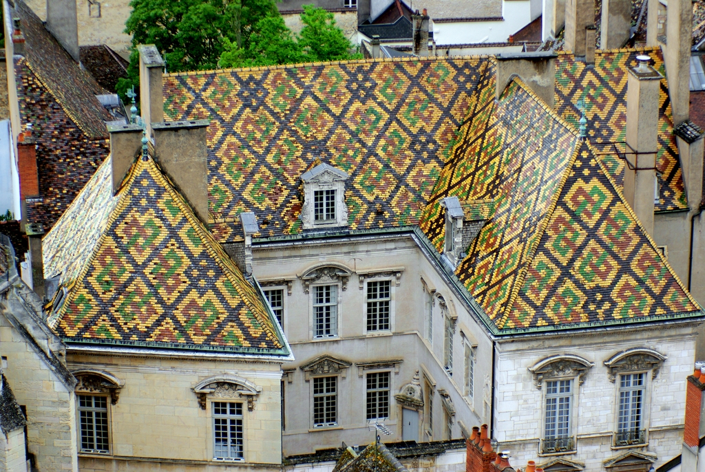 The glazed roof of Hôtel de Vogüe, Dijon © French Moments