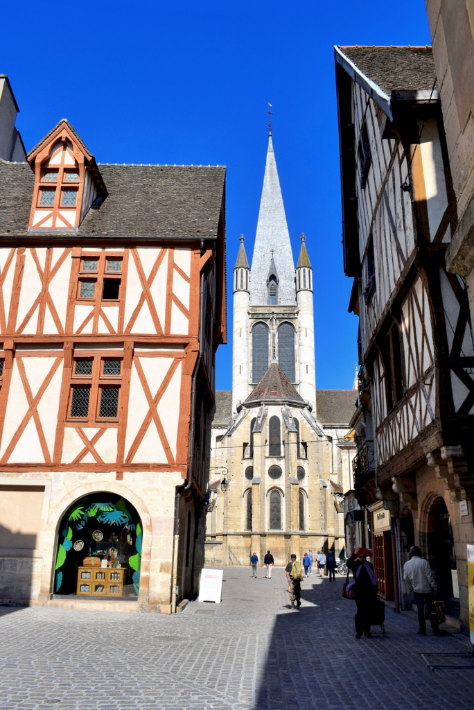 Rue de la Chouette and church of Notre-Dame, Dijon © French Moments
