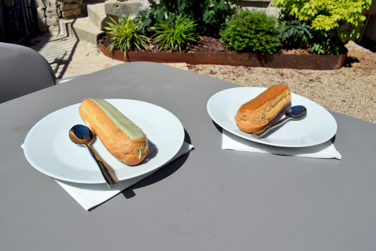 Tasting éclairs in the courtyard! © French Moments