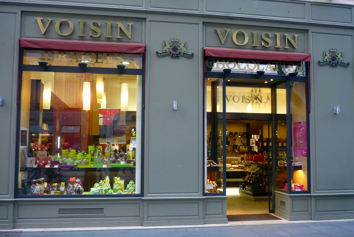 Confiserie Voisin, rue de la République © French Moments