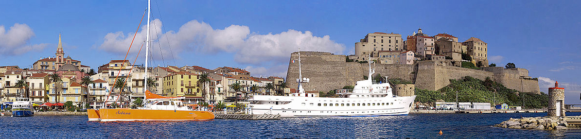 Calvi from the sea © Pierre Bona - licence [CC BY-SA 3.0] from Wikimedia Commons