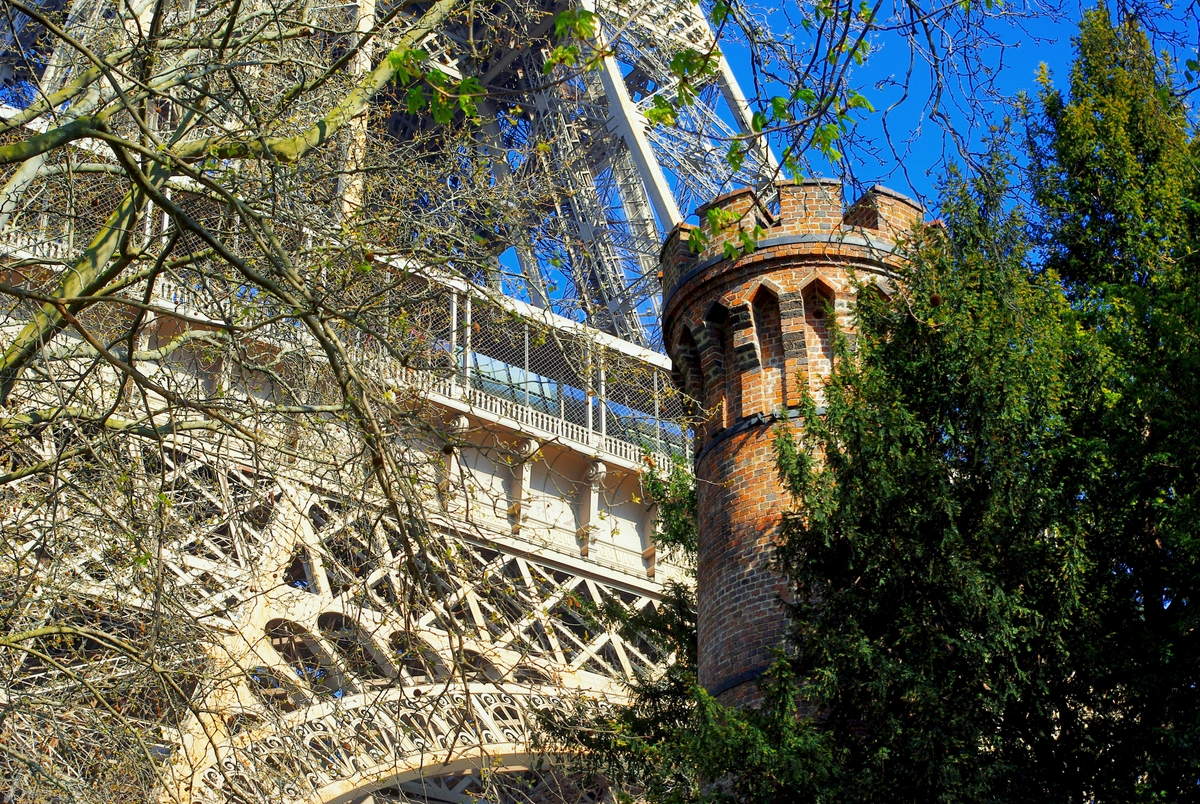 Chimney of the Eiffel Tower © French Moments