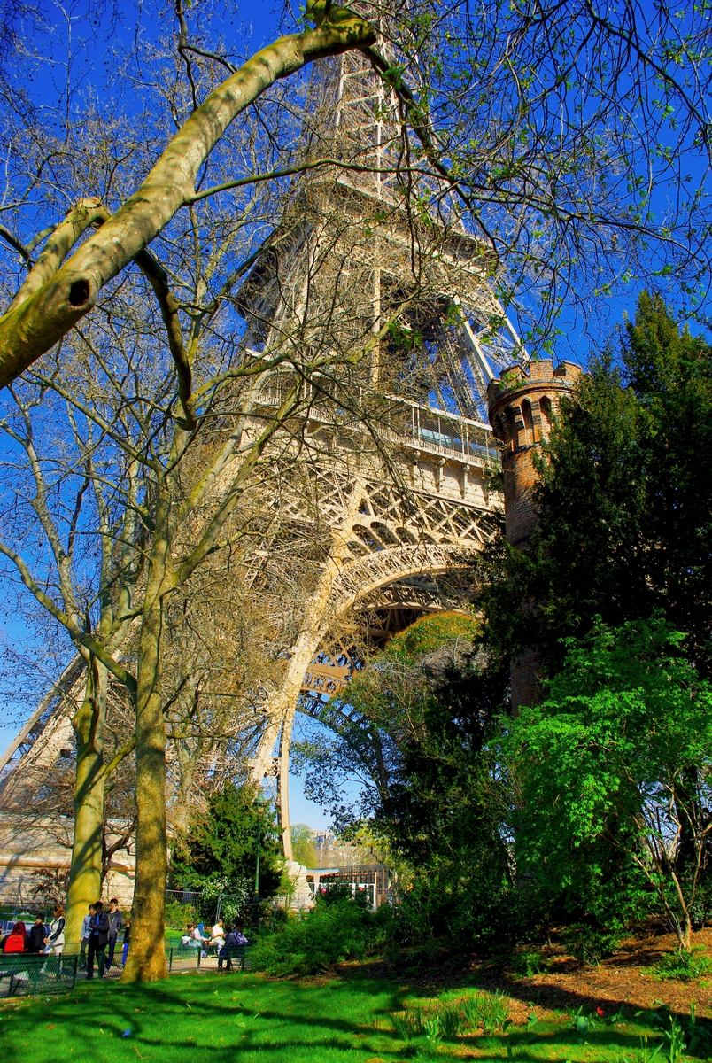 The gardens of the Eiffel Tower © French Moments