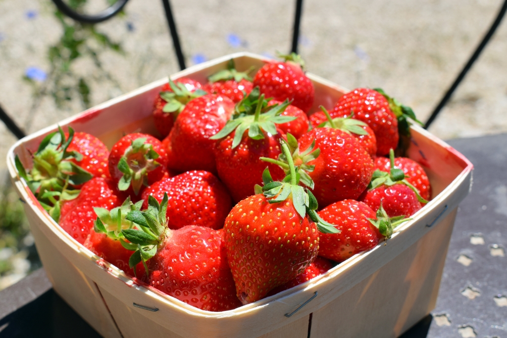 Strawberries at the local market of Bédoin © French Moments
