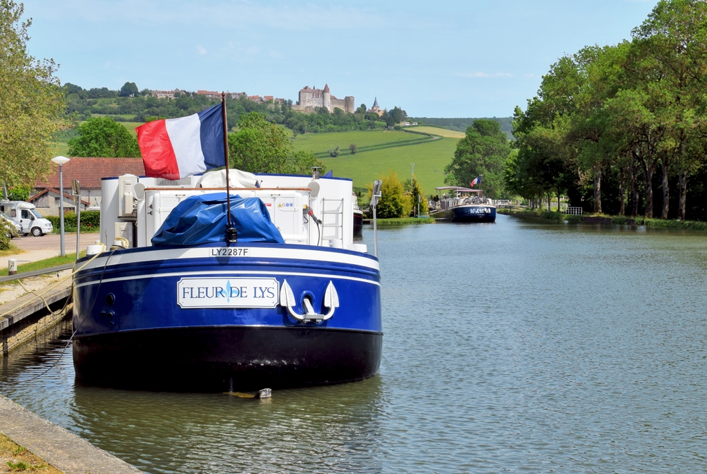 The marina of Vandenesse-en-Auxois with a view on Châteauneuf © French Moments