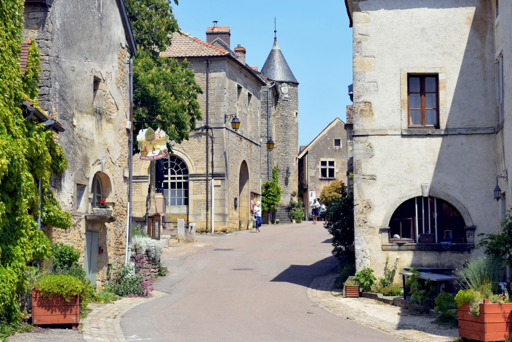 The Grande Rue of the village of Châteauneuf © French Moments