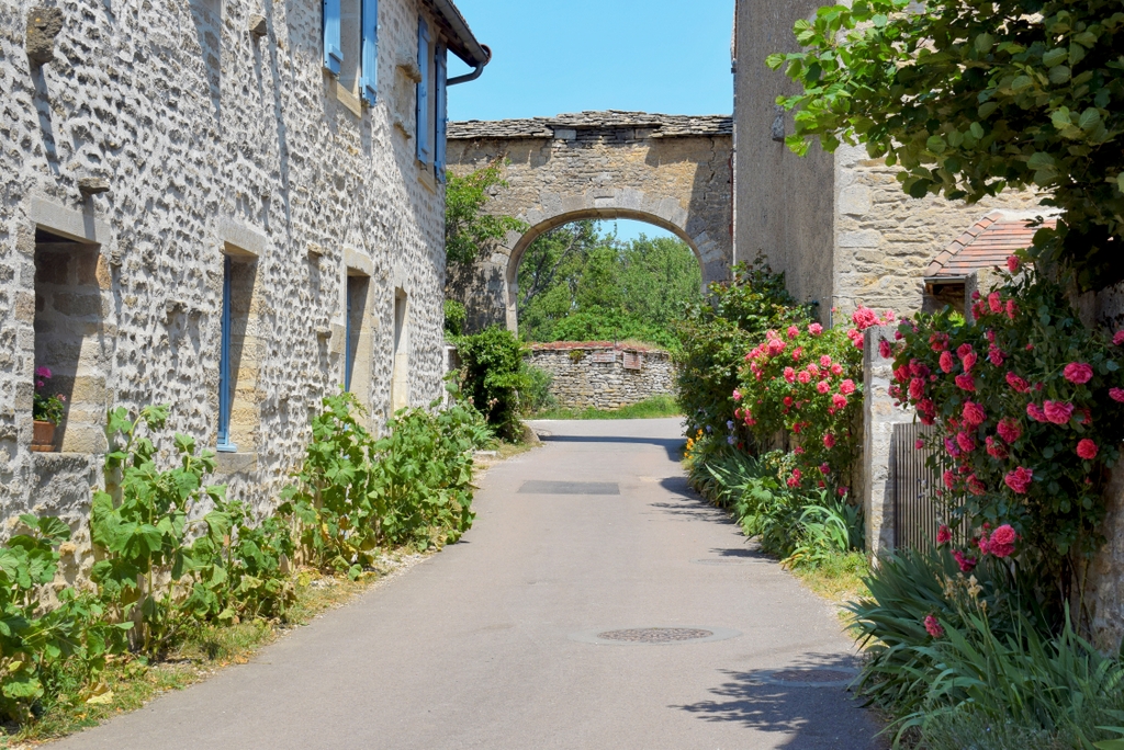 Châteauneuf - The north gate © French Moments