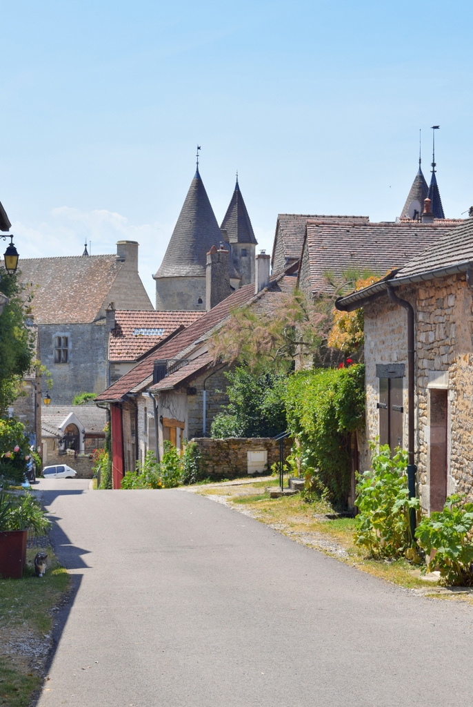 The rue du Centre of Châteauneuf © French Moments