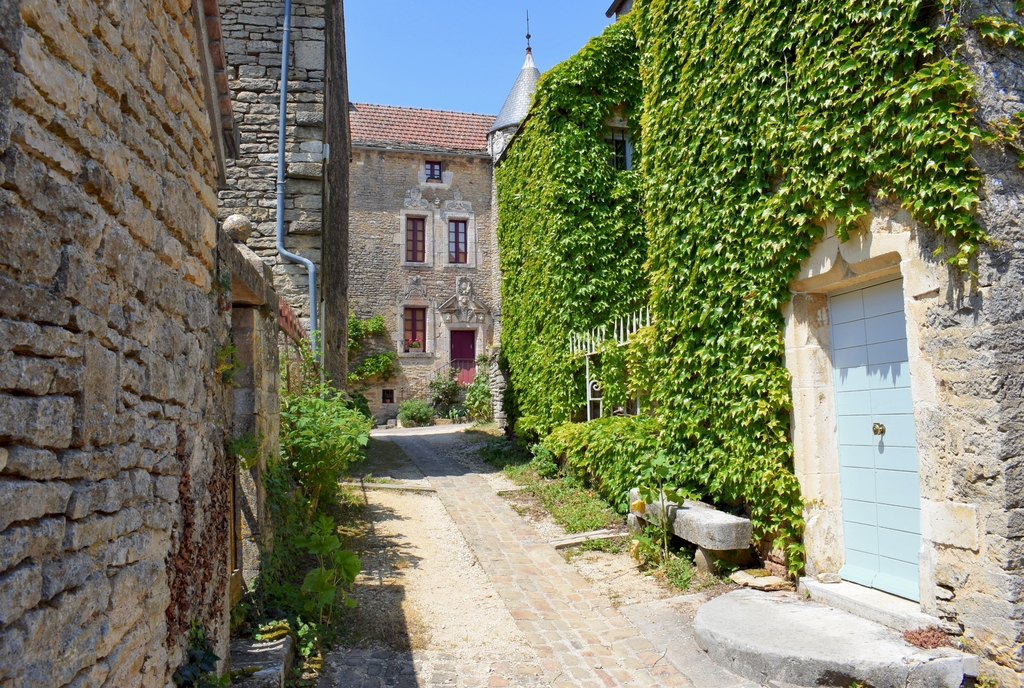 Alley between the Rue du Centre and the Grande Rue © French Moments