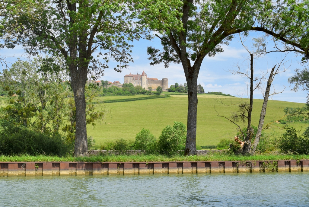 The Burgundy canal and Châteauneuf © French Moments