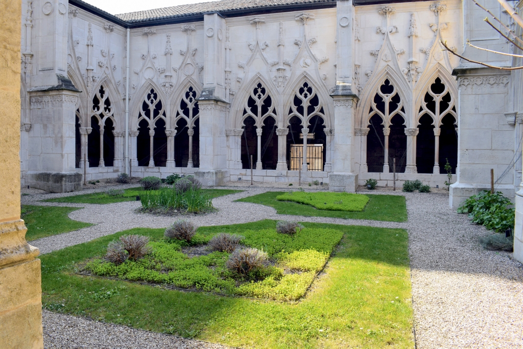 The St Gengoult cloister in Toul © French Moments