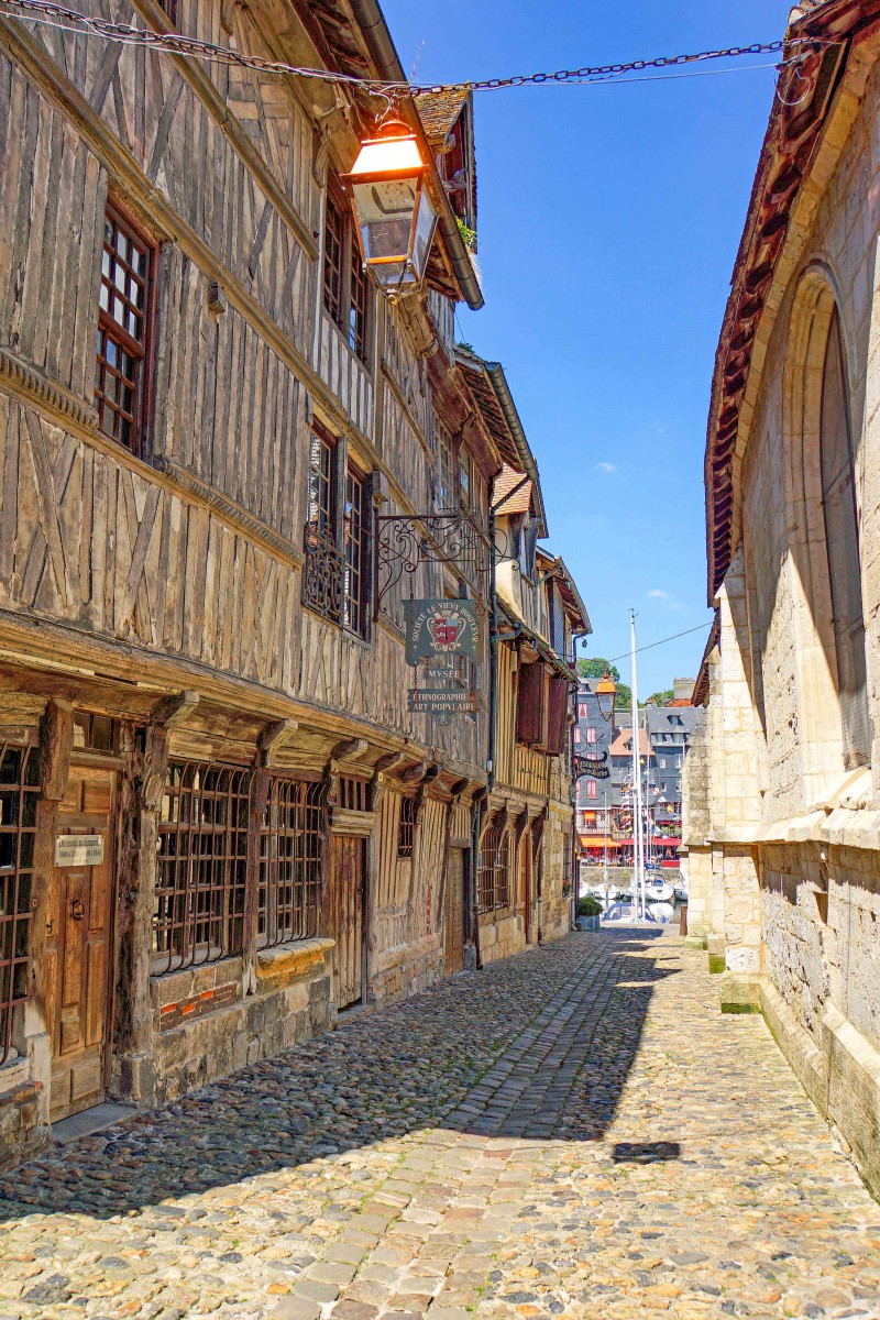 A stroll in old Honfleur © Dennis Jarvis - licence [CC BY-SA 2.0] from Wikimedia Commons