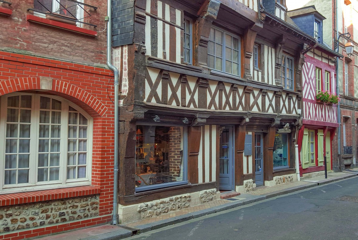 A street in old Honfleur © Jbdeparis - licence [CC BY-SA 4.0] from Wikimedia Commons