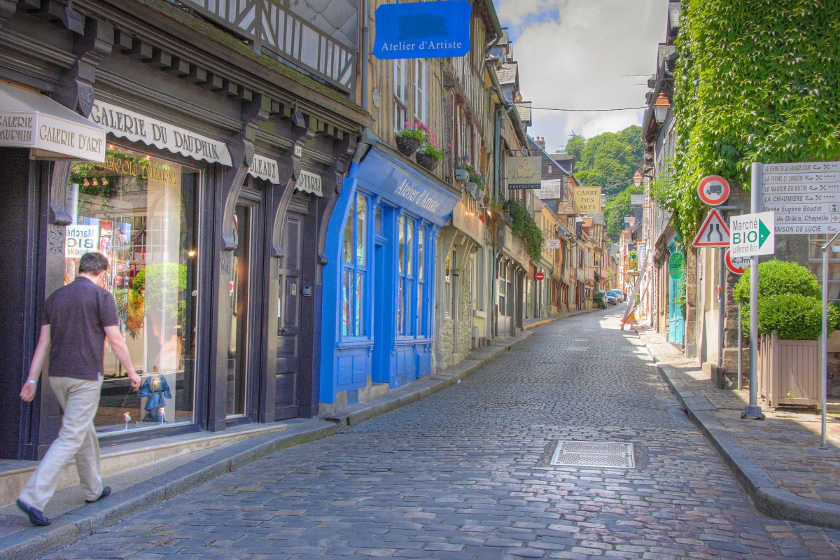 A street in the old centre of Honfleur © Pir6mon - licence [CC BY-SA 3.0] from Wikimedia Commons