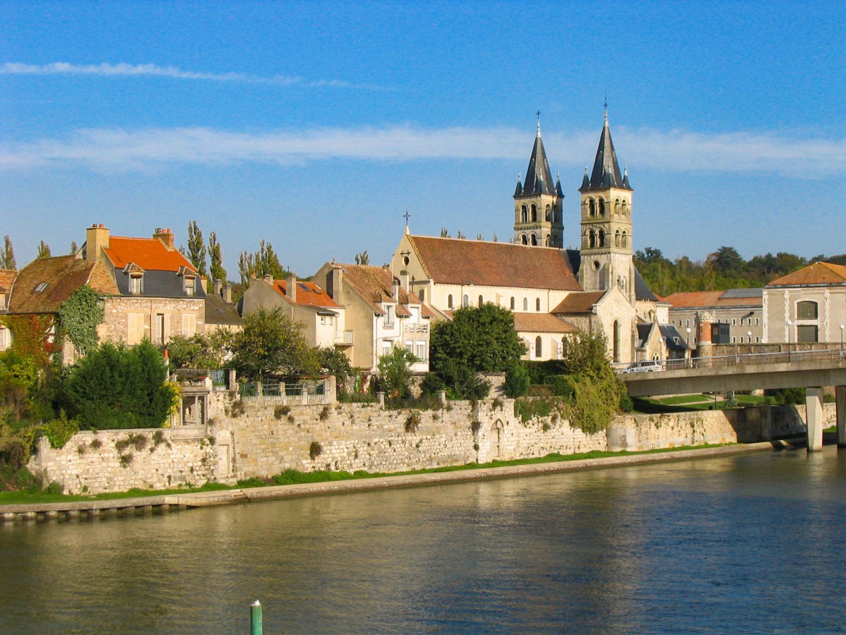 Ile Saint Etienne, Melun © Tej - licence [CC BY-SA 3.0] from Wikimedia Commons