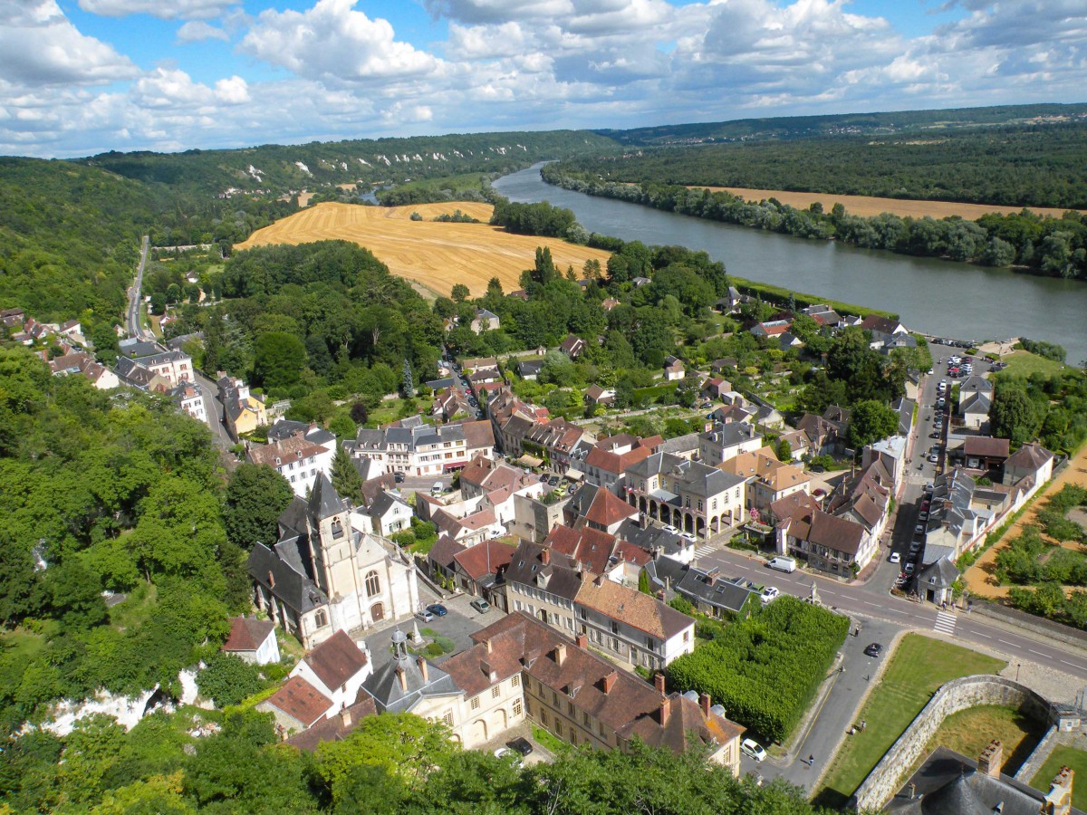 The village of La Roche-Guyon from the castle © Chatsam - licence [CC BY-SA 3.0] from Wikimedia CommonsJPG copy