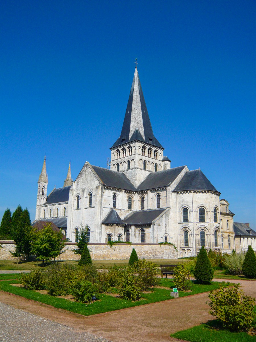Saint-Martin de Boscherville: Saint Georges Abbey © Laifen - licence [CC BY-SA 3.0] from Wikimedia Commons