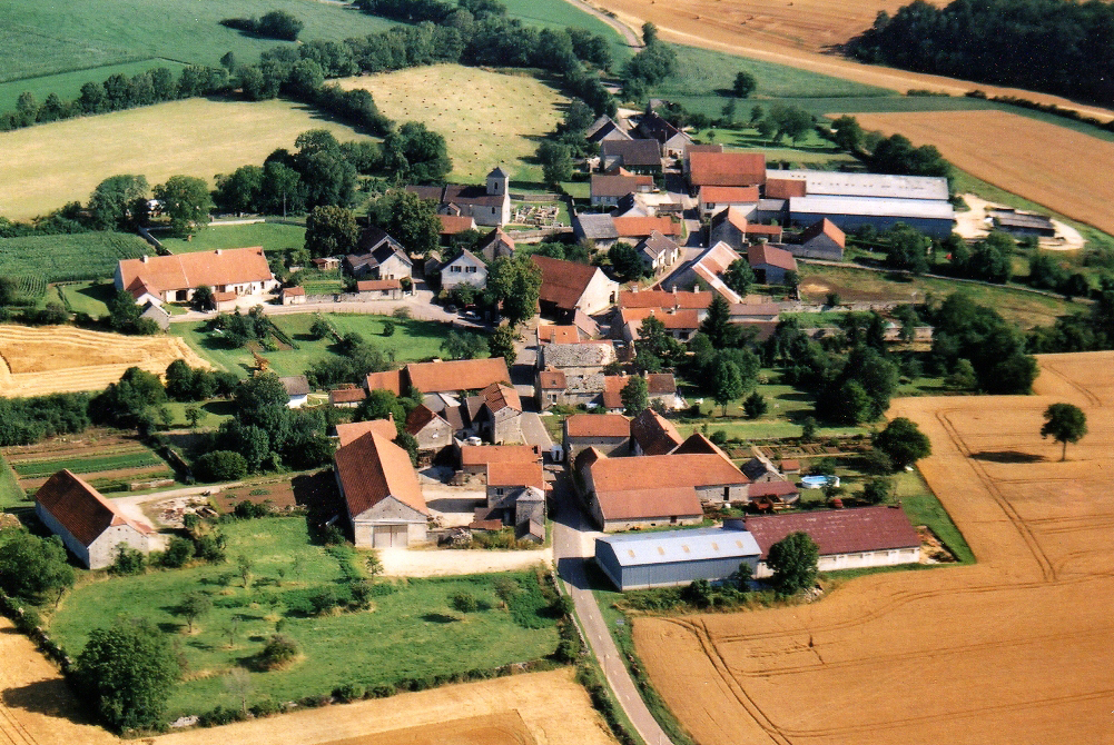The village of Source-Seine from above © Toutoune12 - licence [CC BY-SA 3.0] from Wikimedia Commons