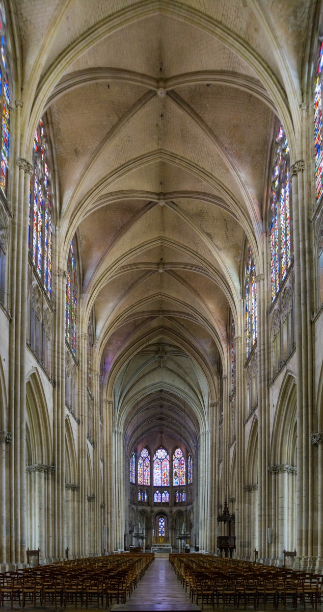 Nave of Troyes Cathedral © Myrabella - licence [CC BY-SA 4.0] from Wikimedia Commons