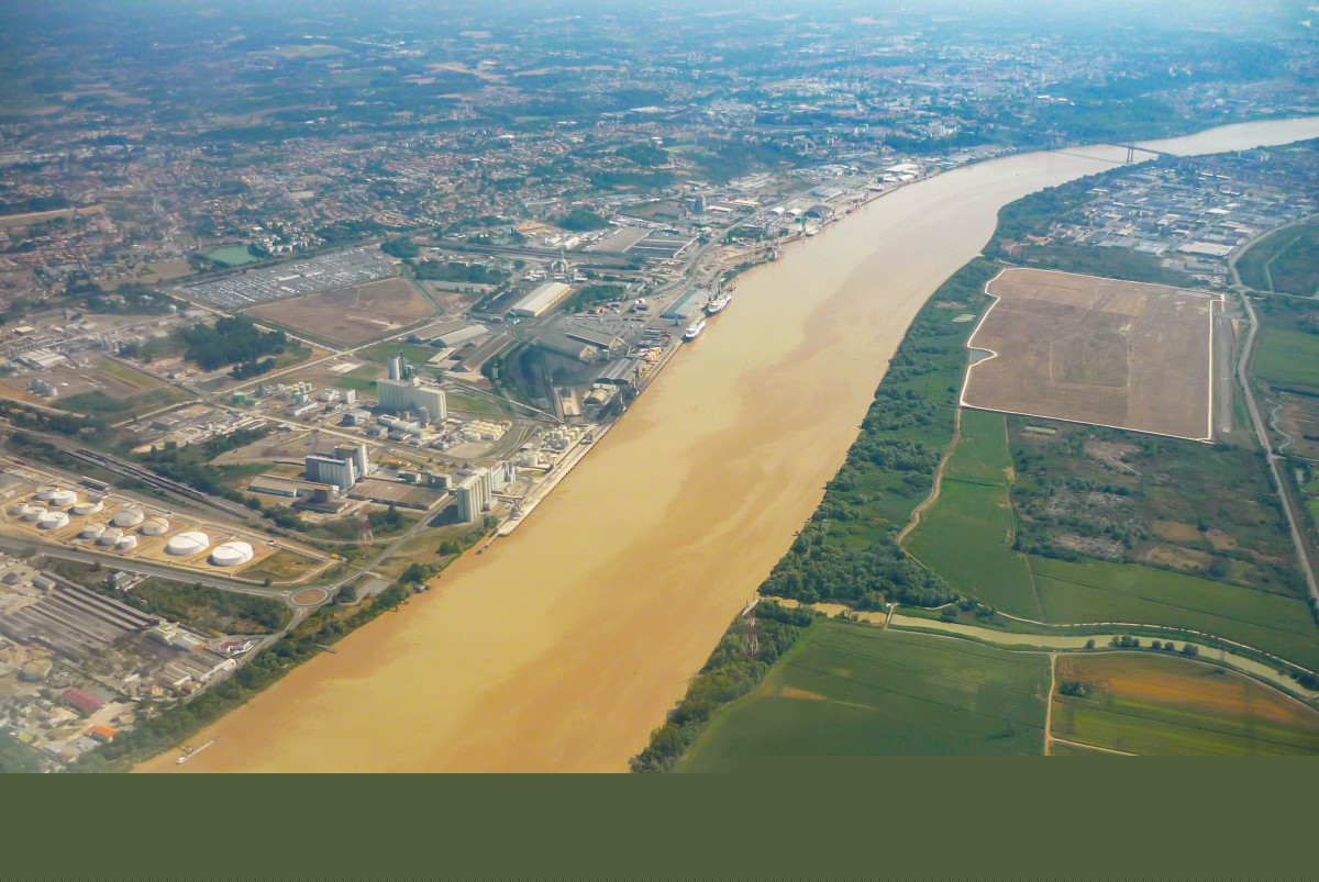 The main Rivers in France: the Garonne near the Gironde estuary © French Moments