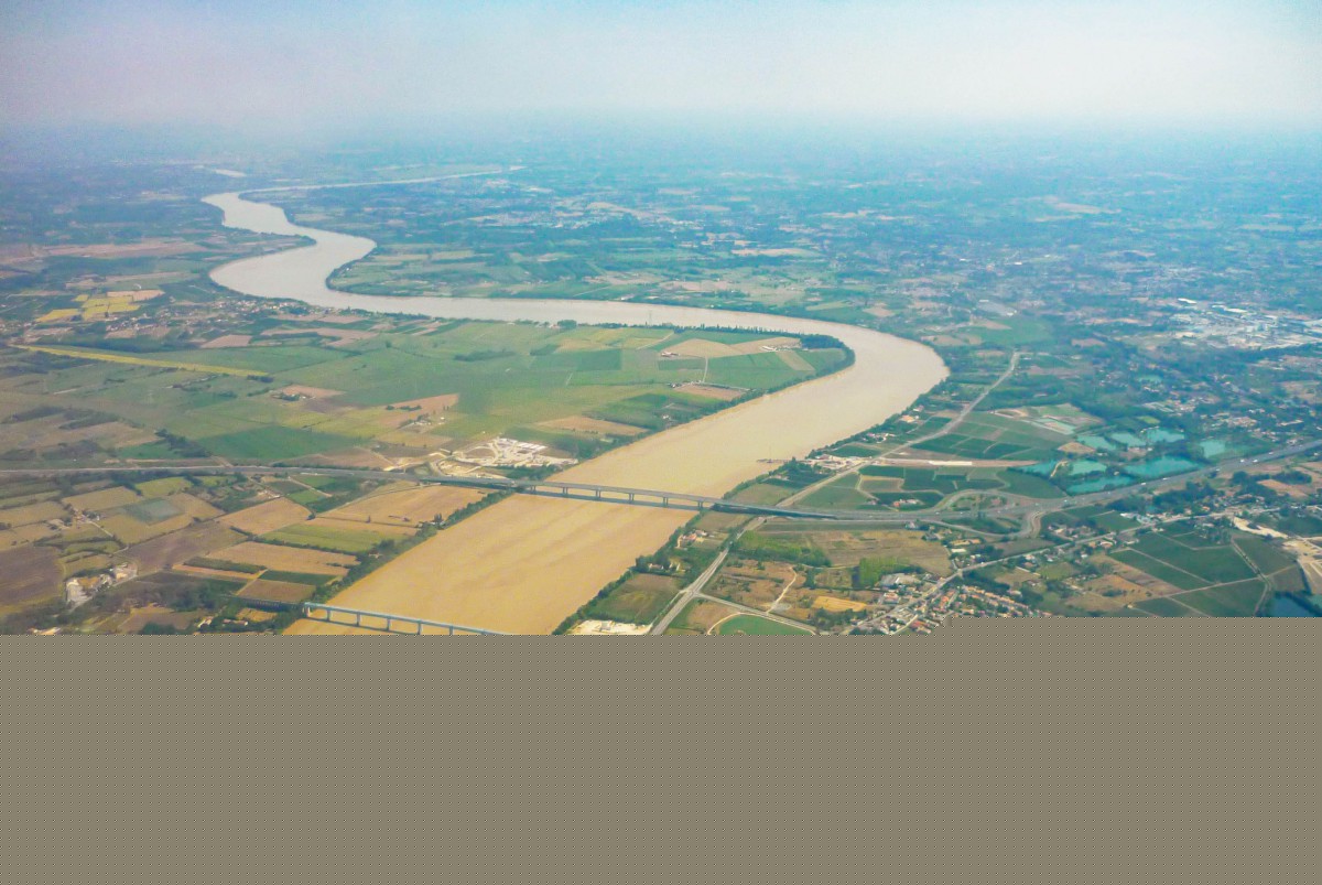 The Dordogne on its way to the Gironde estuary © French Moments
