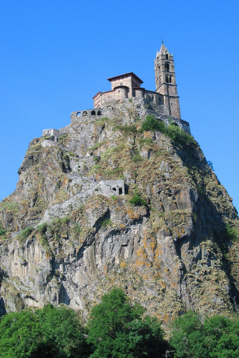 Mont Aiguilhe, Le Puy-en-Velay © Jean-Pol GRANDMONT - licence [CC BY 3.0] from Wikimedia Commons