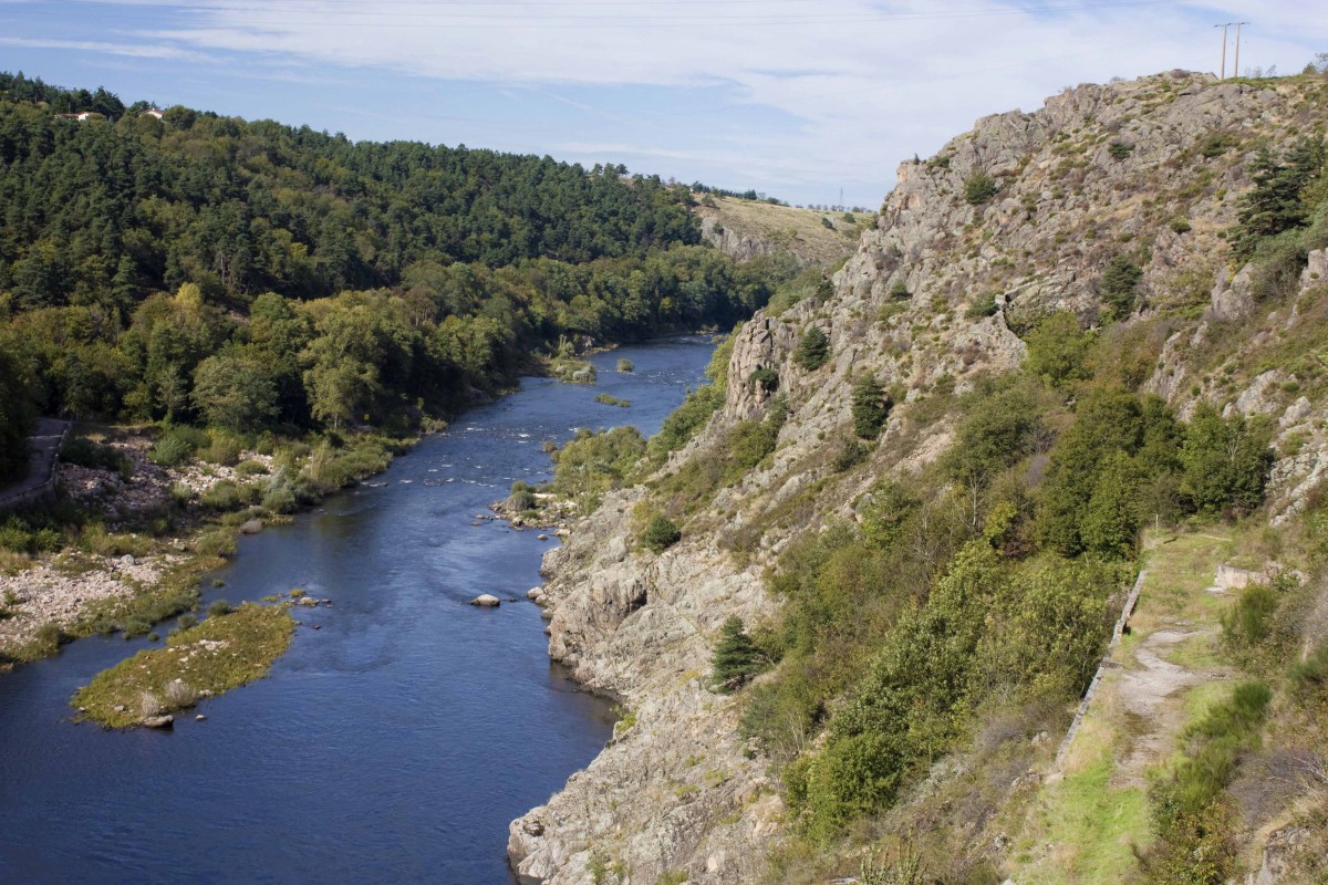 The gorges of the Loire near Grangent © Dvillafruela - licence [CC BY-SA 3.0] from Wikimedia Commons