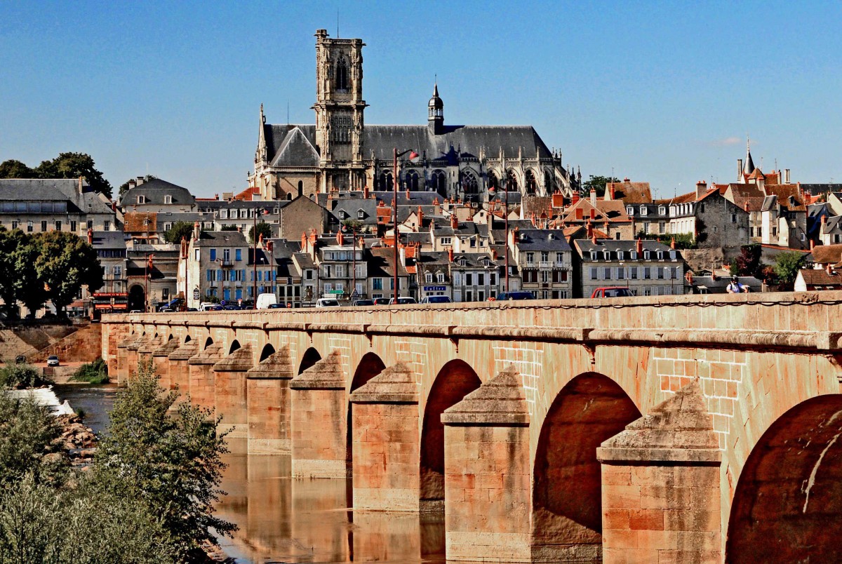 Bridge spanning the Loire in Nevers © Jochen Jahnke - licence [CC BY-SA 3.0] from Wikimedia Commons