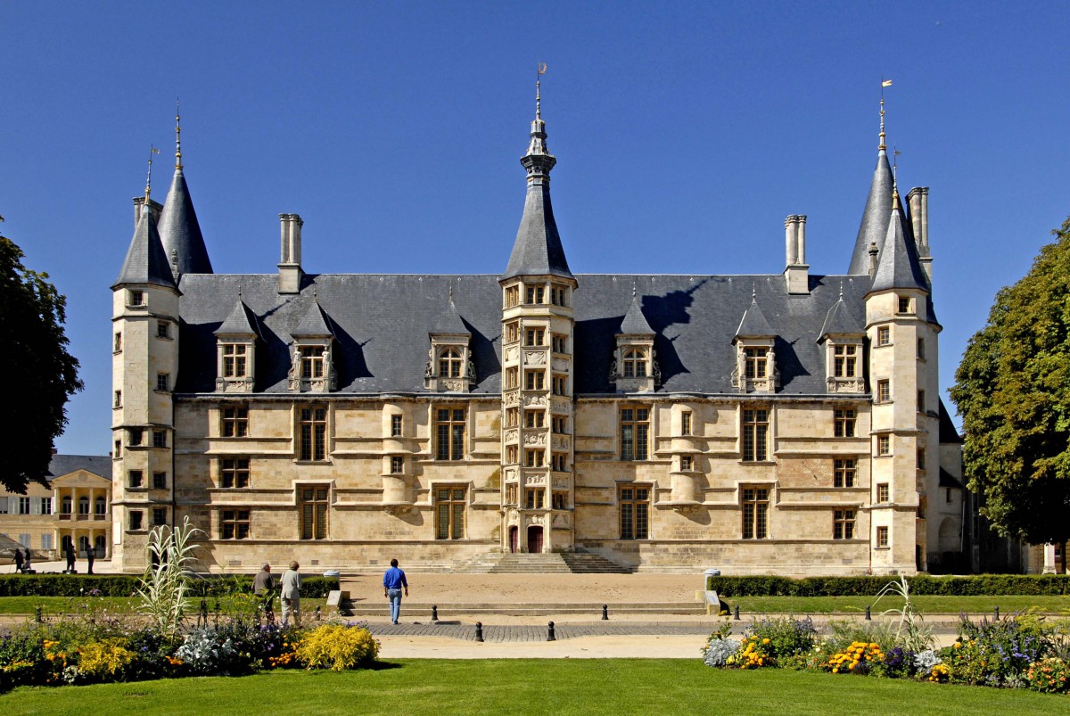 The magnificent Ducal Palace in Nevers © Jochen Jahnke - licence [CC BY-SA 3.0] from Wikimedia Commons
