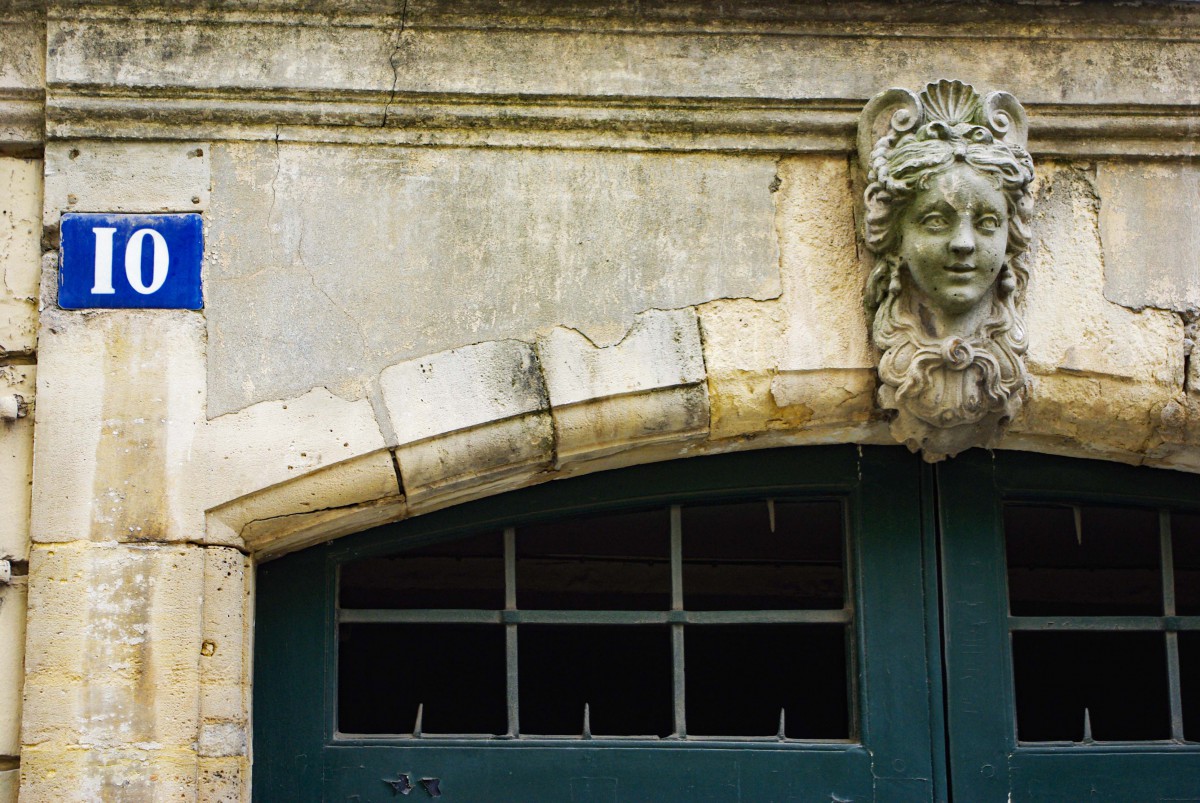 Street number plaque in the Marais (Paris) © French Moments