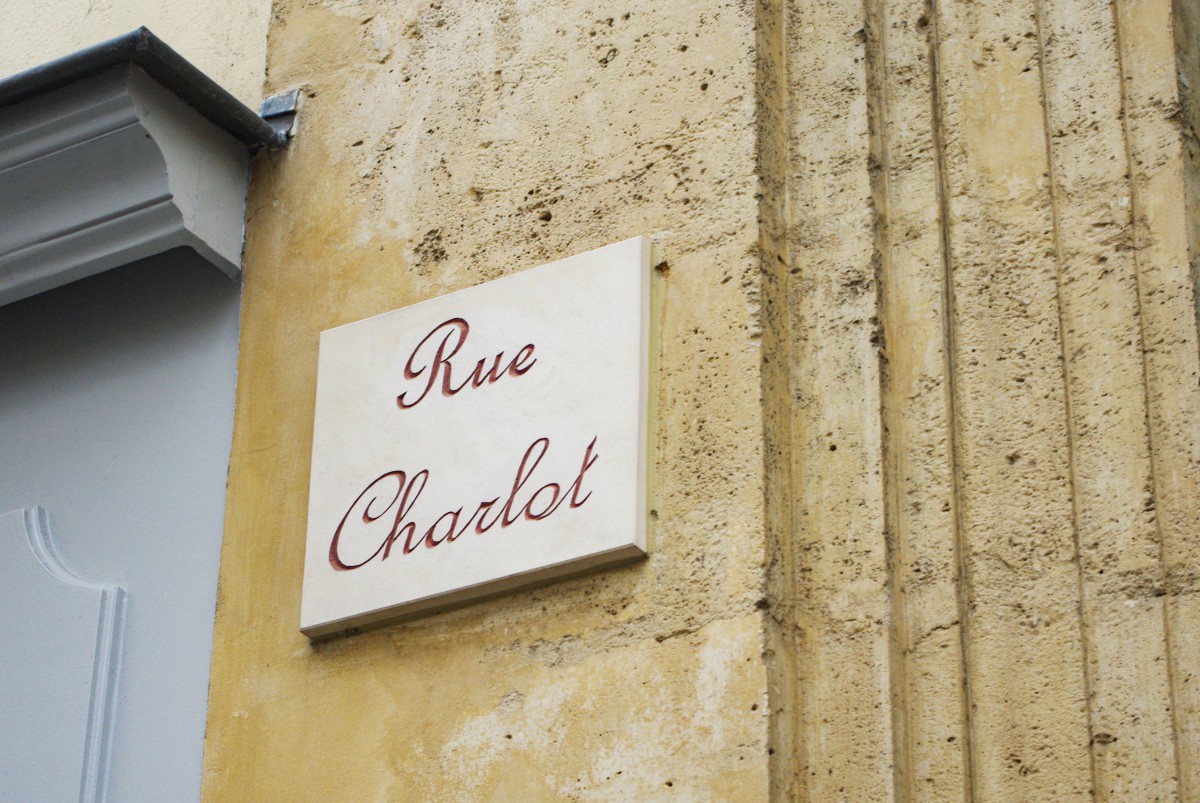 Other street plaques of Paris - Rue Charlot (3rd arrt) © French Moments