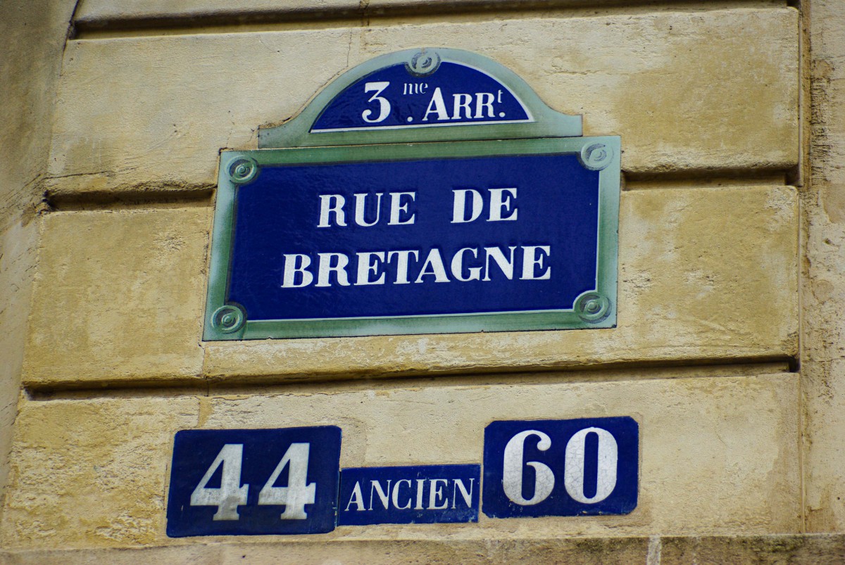 Street plaque of Rue de Bretagne (3rd arrt) © French Moments