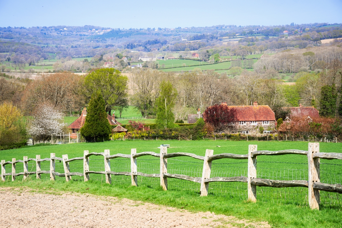 The rolling hills of the High Weald © French Moments