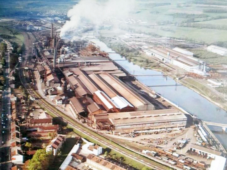 Moselle Valley - The Pompey Iron Factory from above in the 1970s (La Vie du Rail)