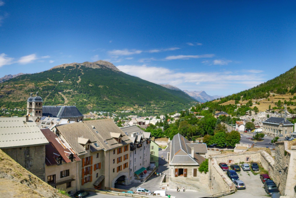 The chemin de ronde, fortified town of Briancon © Alessio Sbarbaro - licence [CC BY-SA 2.5] from Wikimedia Commons