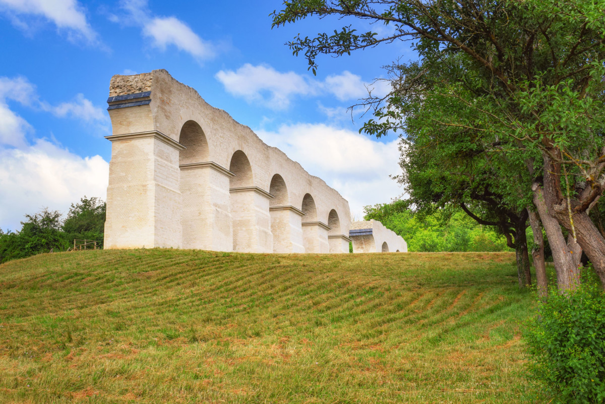 Ruins of the Roman aqueduct in Ars-sur-Moselle © French Moments